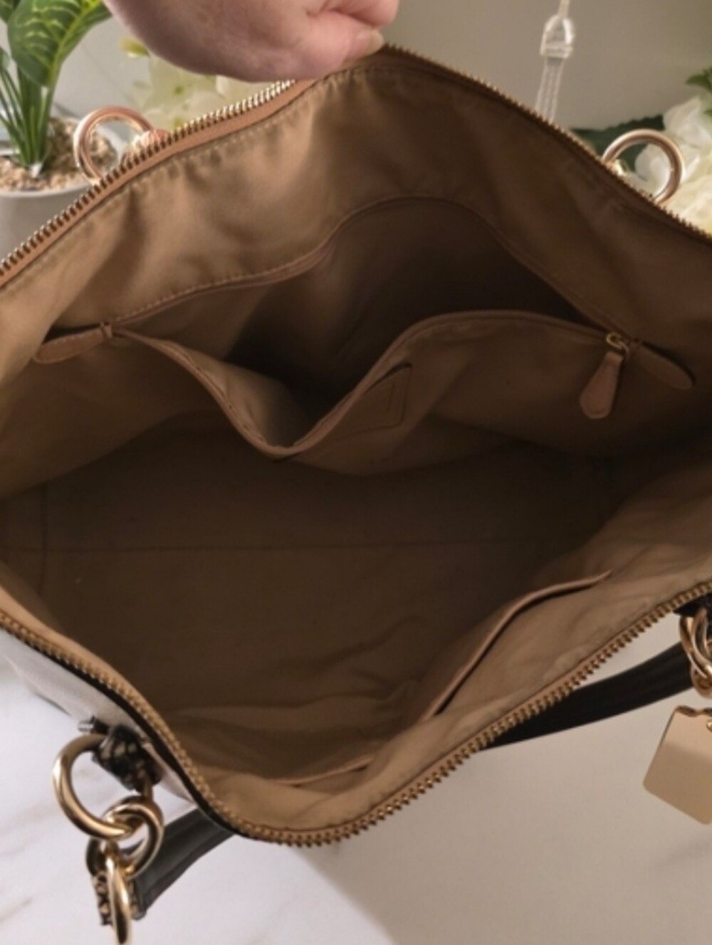 Coach Leather Tote Bag ( New Condition ) - Picture 13 of 16